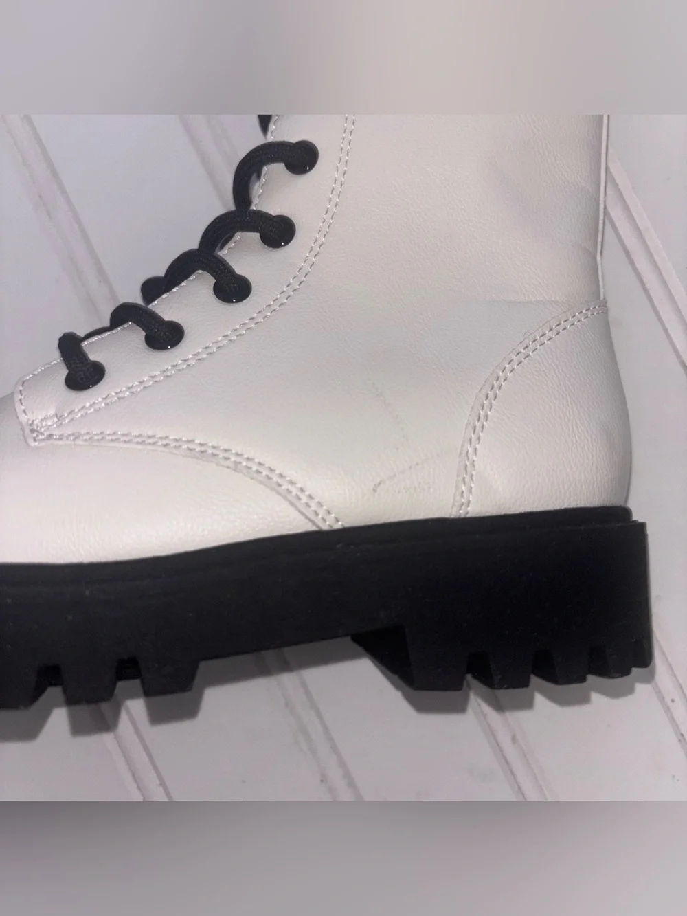 🎨 art class 🎨 White Combat Boots with Black Lug Sole Girls Size 13